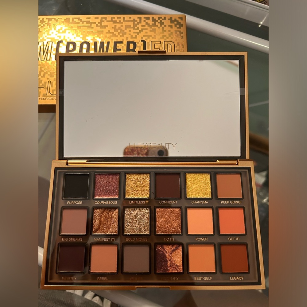 HUDA BEAUTY Empowered Eyeshadow Palette - Gold - Picture 5 of 10